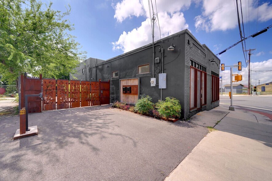 Primary Photo Of 154 Fredericksburg Rd, San Antonio Office For Lease