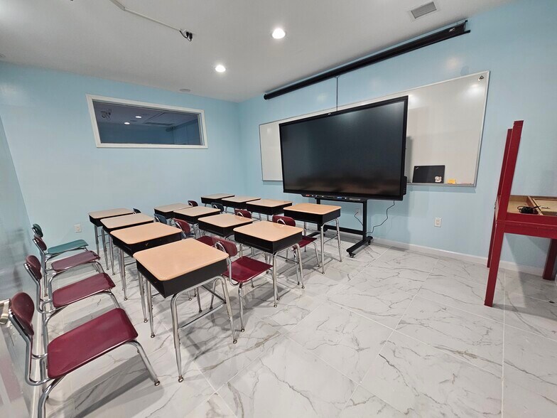More Photos Of 3526 31st St, Astoria Flex For Lease