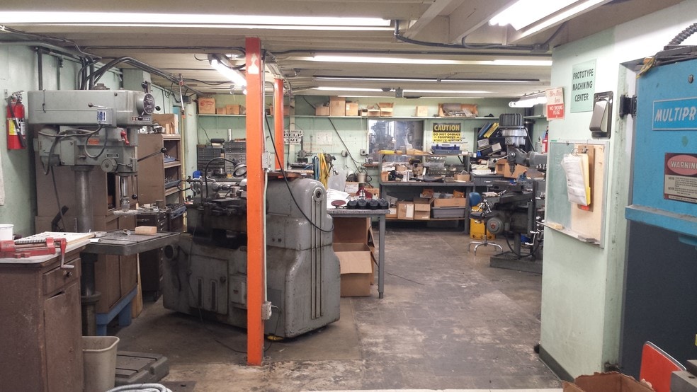 More Photos Of 15954-15958 Arminta St, Van Nuys Warehouse For Lease