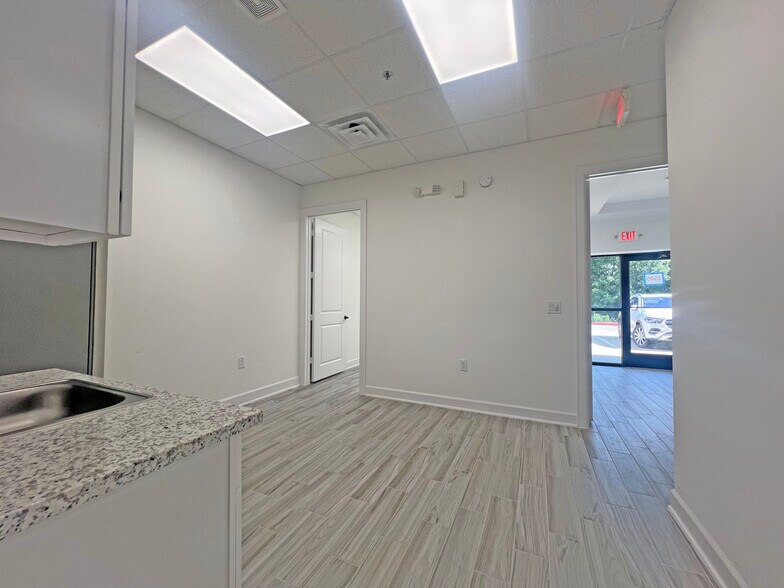 More Photos Of 132 Cane Island Pky, Katy Light Distribution For Lease