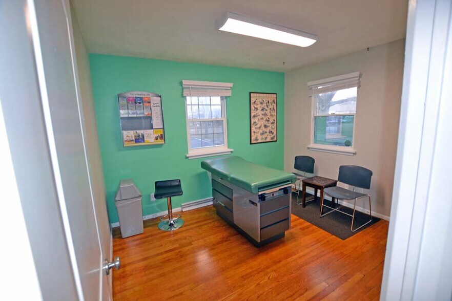 More Photos Of 3214 N Illinois St, Swansea Medical For Sale