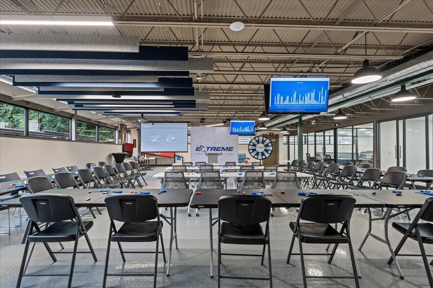 More Photos Of 29444 Northwestern Hwy, Southfield Office For Sale