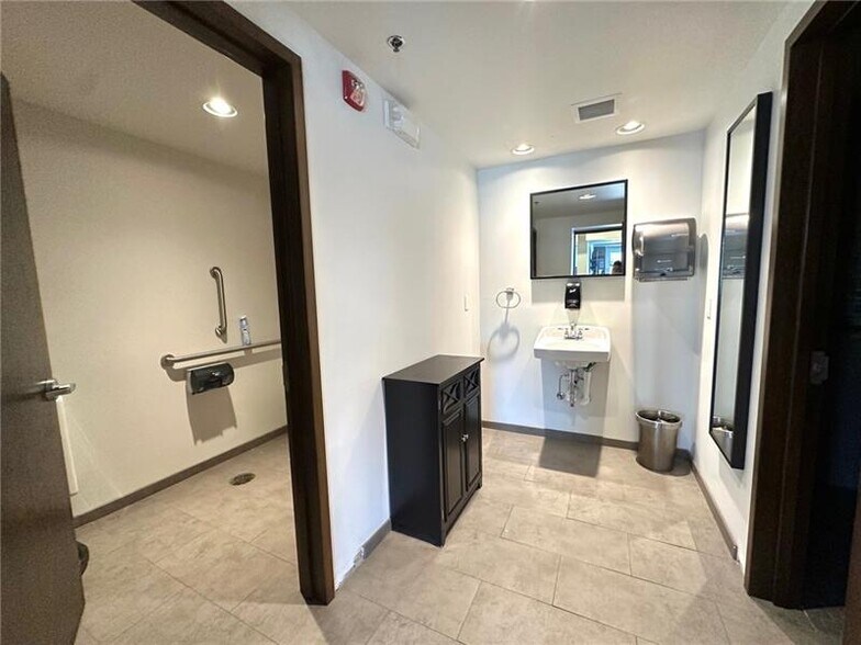 More Photos Of 210 E Washington St, New Castle Office For Lease