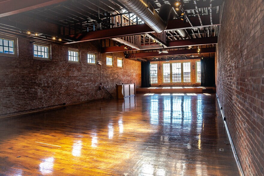 More Photos Of 146 Maxwell Ave, Greenwood Restaurant For Lease