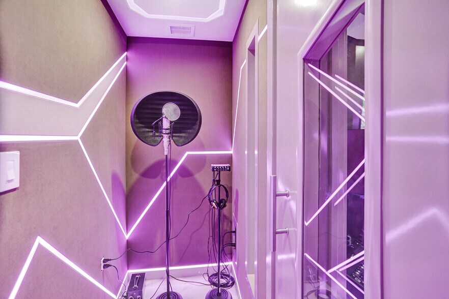 More Photos Of 430 Ne 121st St, Biscayne Park Movie Radio TVStudio For Sale