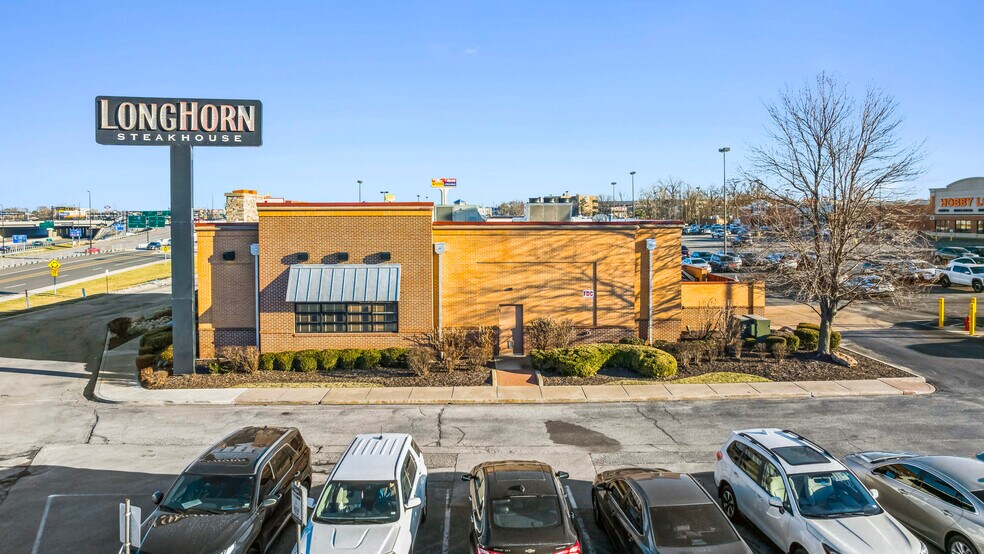 More Photos Of 3979 Veterans Memorial Pky, Saint Peters Restaurant For Sale