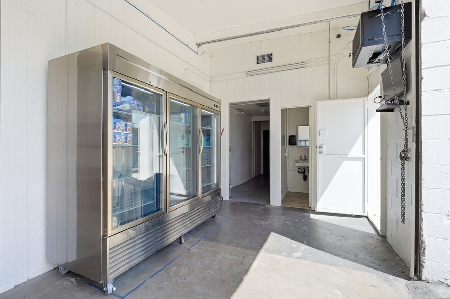 More Photos Of 7842 Lankershim Blvd, North Hollywood Showroom For Sale