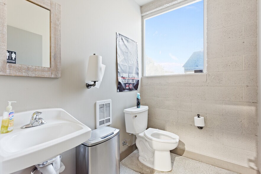 More Photos Of 5599 S Rio Grande St, Littleton General Retail For Sale