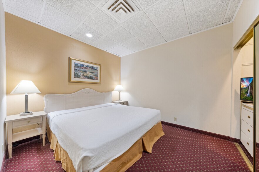 More Photos Of 1530 Cleveland Rd, Sandusky Hotel For Sale