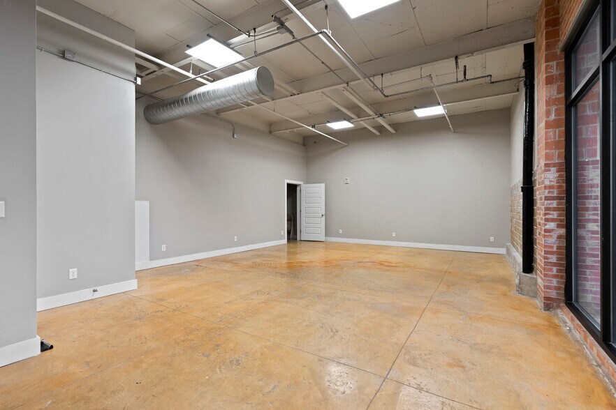 More Photos Of 3363 E Commerce St, San Antonio Unknown For Lease