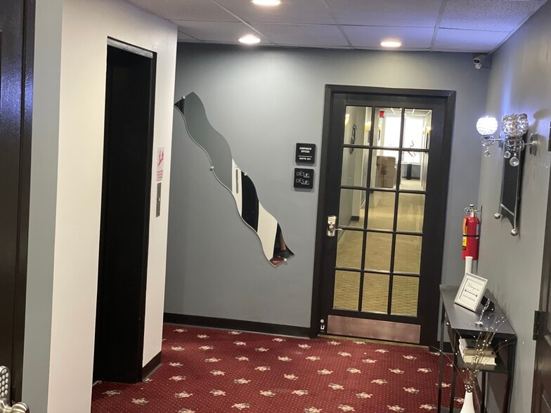 More Photos Of 1300 Cummins Rd, Des Moines General Retail For Lease