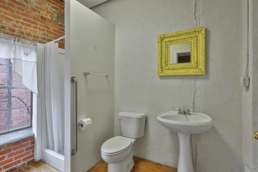 More Photos Of 9 Greenville St, Newnan General Retail For Sale