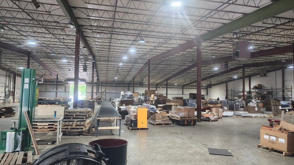 More Photos Of 894 W Albert Gallatin Ave, Gallatin Warehouse For Lease