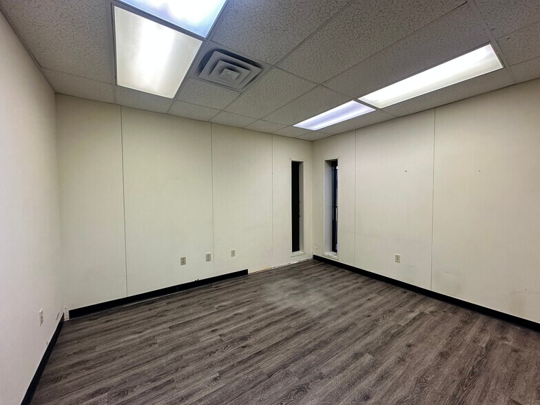 More Photos Of 5012 David Strickland Rd, Fort Worth Warehouse For Lease