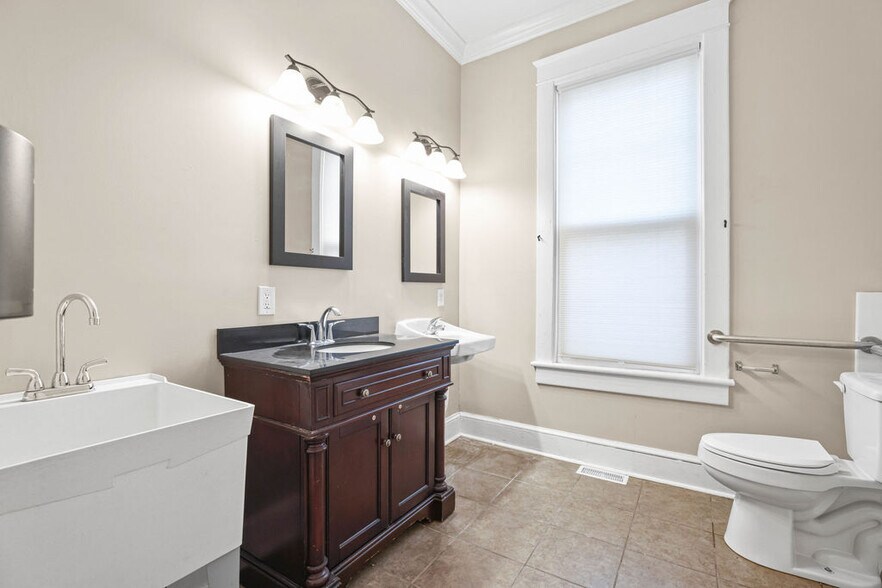 More Photos Of 113 Whitsett St, Greenville Office For Sale