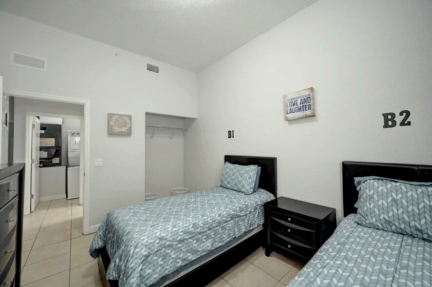 More Photos Of 350 W Pine St, Lantana Dormitory For Sale