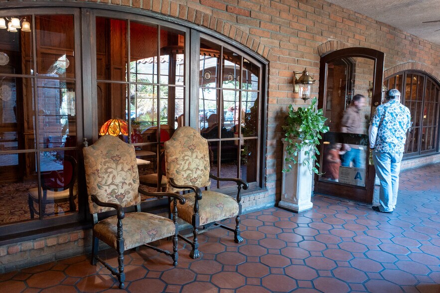 More Photos Of 1800 N Palm Canyon Dr, Palm Springs Restaurant For Sale