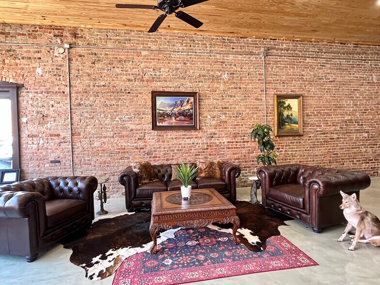 More Photos Of 112 W Wise St, Bowie Office For Sale