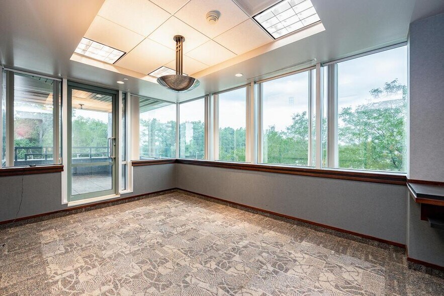 More Photos Of 4515 N River Blvd, Cedar Rapids Unknown For Lease