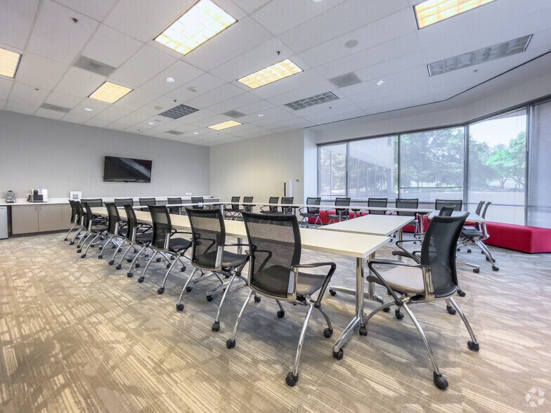 More Photos Of 8000 IH-10 W, San Antonio Unknown For Lease