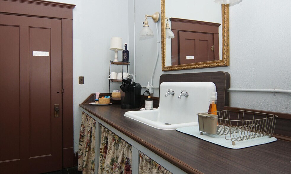 More Photos Of 120 N Austin St, Comanche Bar For Sale