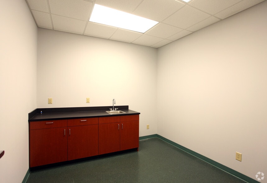 More Photos Of 3220 Prosperity Church Rd, Charlotte Office For Lease