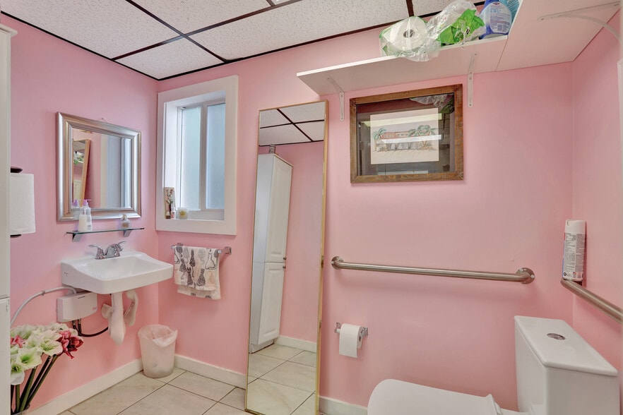 More Photos Of 311 E Prospect Rd, Oakland Park General Retail For Sale