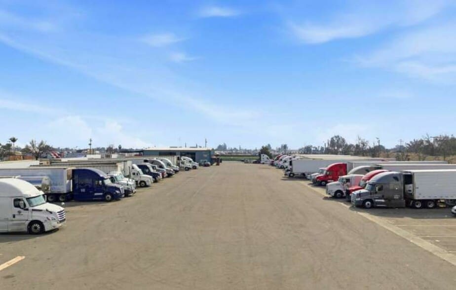 More Photos Of 104 E White Ln, Bakersfield Flex For Sale