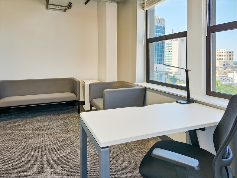 More Photos Of 208 N Laura St, Jacksonville Coworking Space