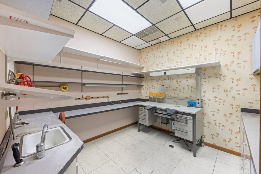 More Photos Of 1507 1/2 W Jefferson St, Joliet Storefront For Sale