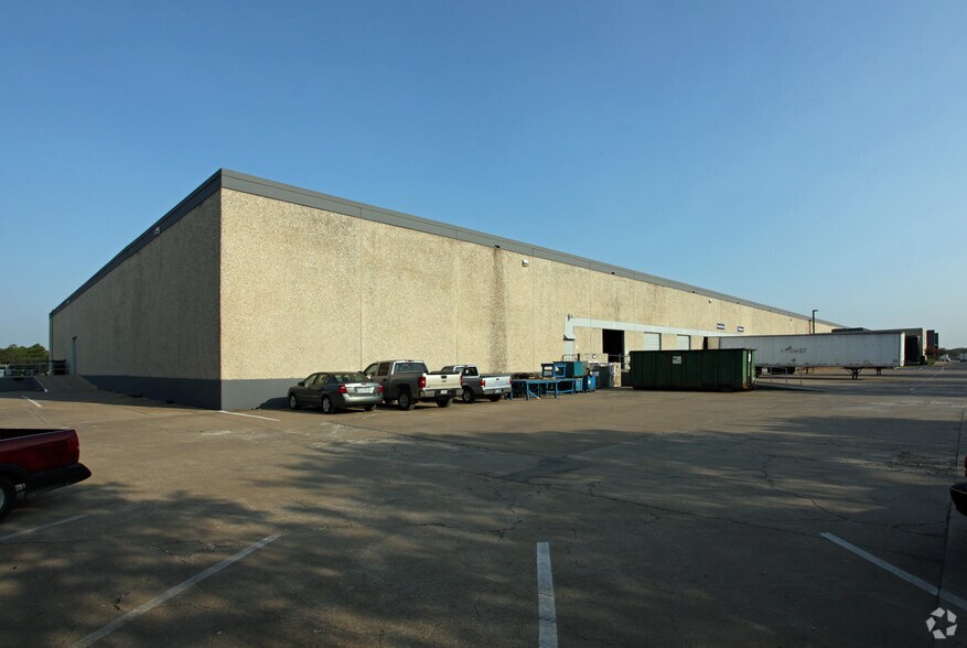 More Photos Of 1255 Champion Cir, Carrollton Warehouse For Lease