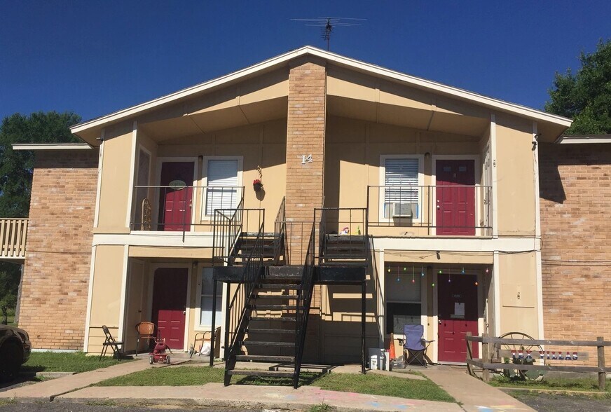 More Photos Of 1105 Westwood Ln, Giddings Apartments For Sale