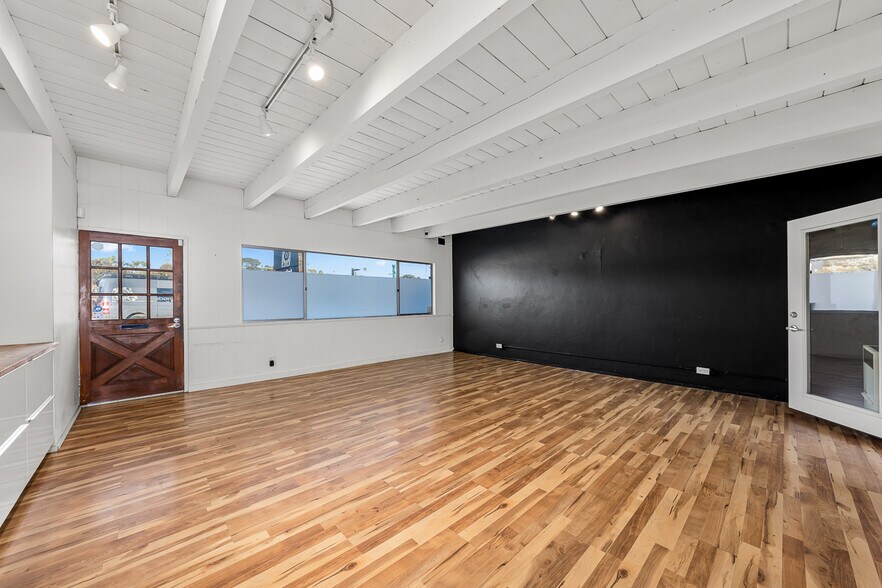More Photos Of 422 N Coast Highway 101, Encinitas Storefront For Lease