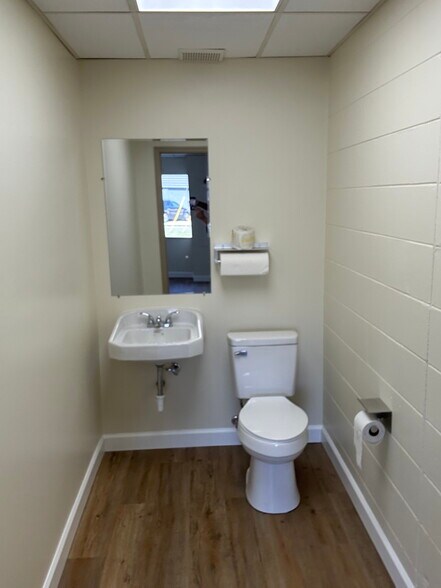 More Photos Of 2100-2122 W Central Blvd, Orlando Distribution For Lease