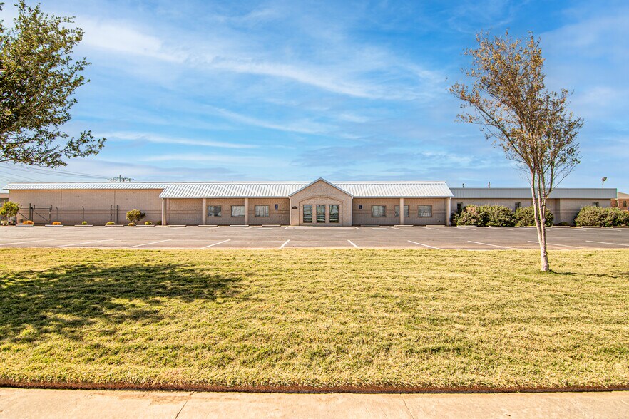 More Photos Of 1501 N Fairgrounds Rd, Midland Office For Sale