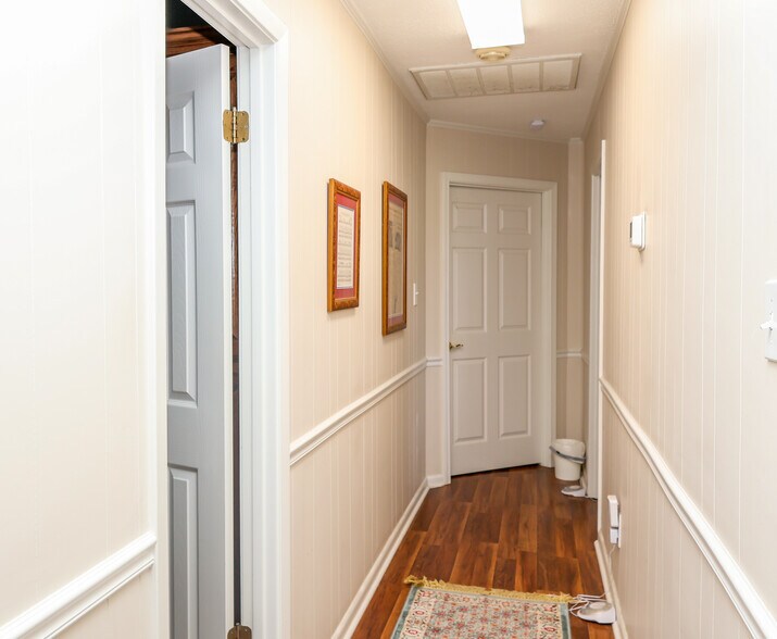 More Photos Of 2889 S Lamar Blvd, Oxford Flex For Sale