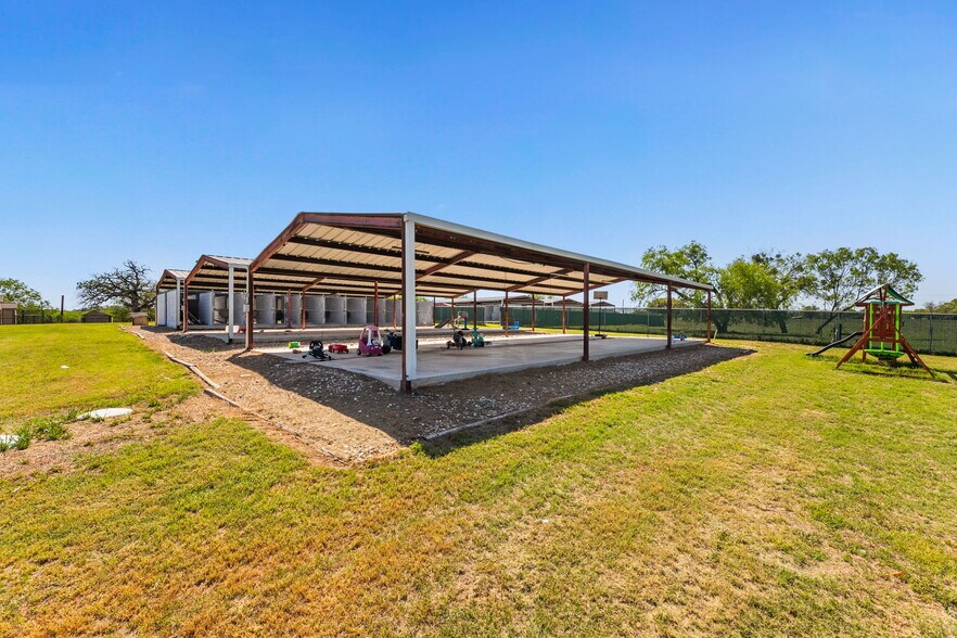 More Photos Of 5800 Curran Dr, Von Ormy Veterinarian Kennel For Sale