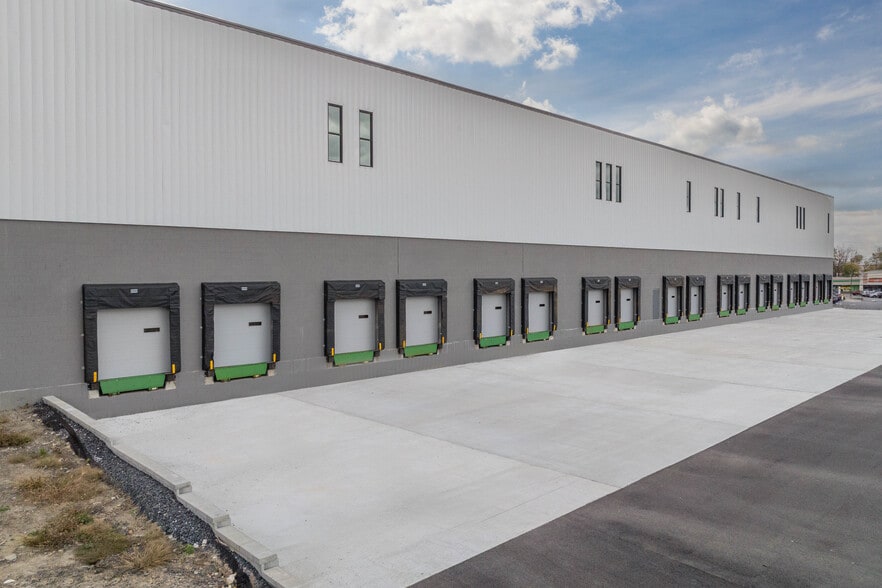 More Photos Of 102 Dolson Ave, Middletown Distribution For Lease