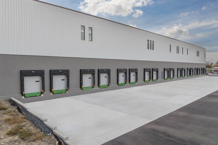 More Photos Of 102 Dolson Ave, Middletown Distribution For Lease
