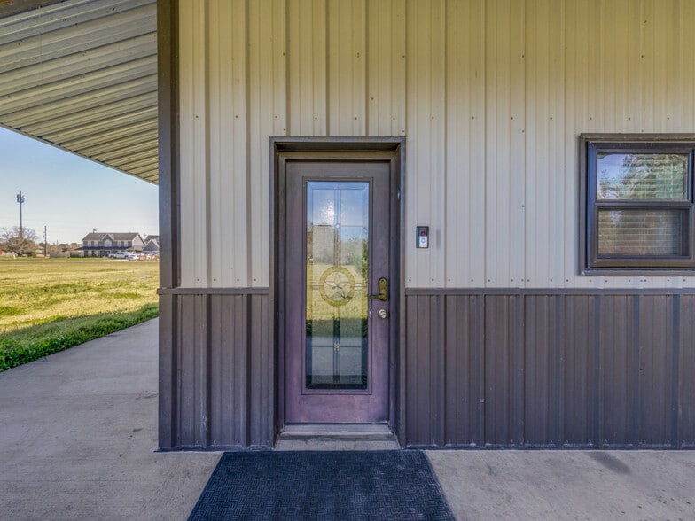 More Photos Of 10711 Hidden Lake Ln, Richmond Distribution For Sale