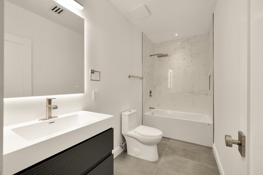More Photos Of 329 8th St NE, Washington Office For Sale