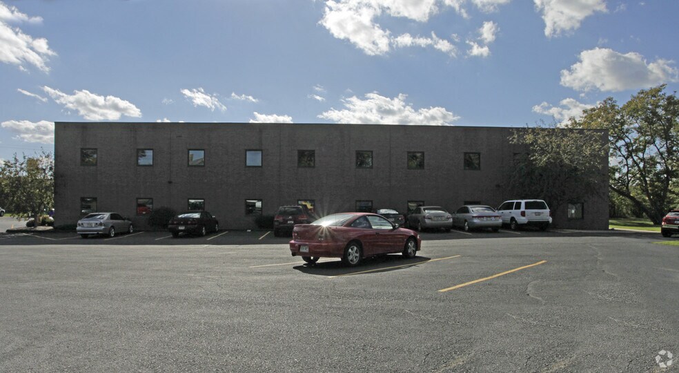 More Photos Of 7071 S 13th St, Oak Creek Office For Lease