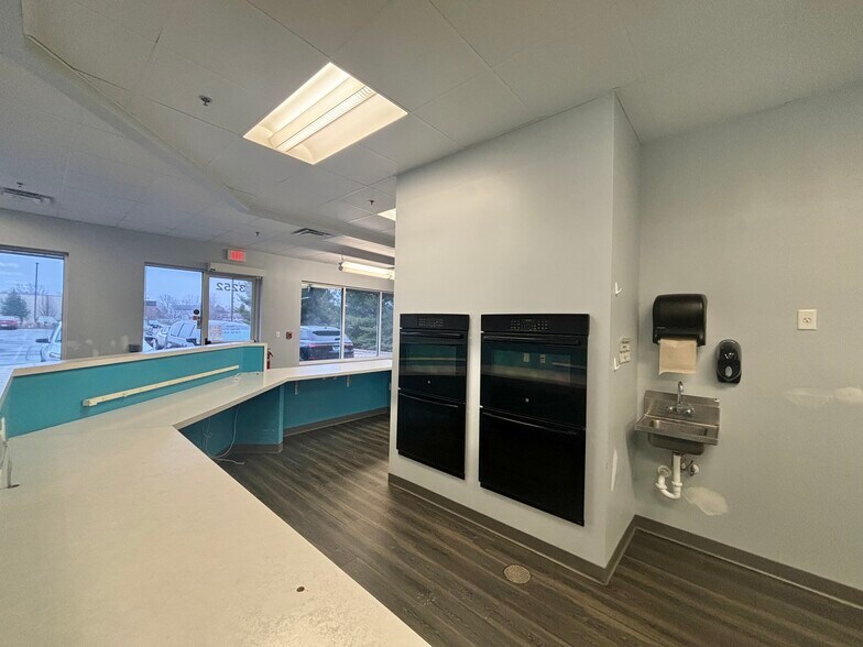 More Photos Of 3252 Ginger Creek Dr, Springfield Storefront Retail Office For Lease