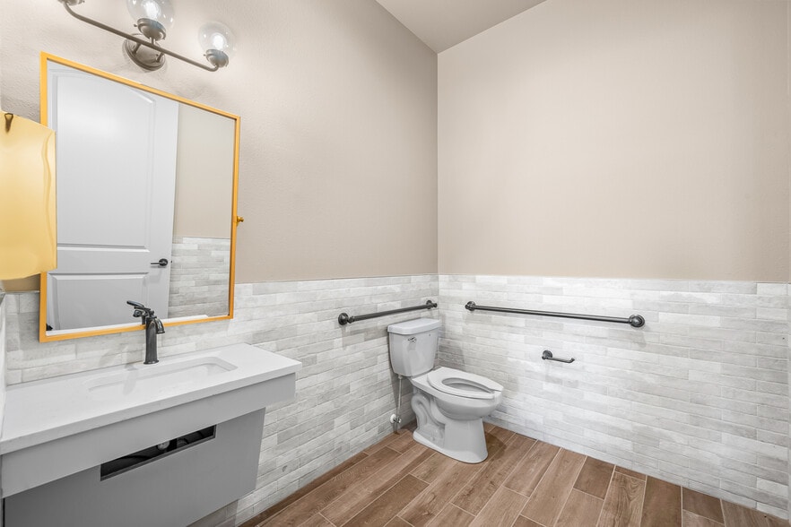 More Photos Of 206 Slide Rd, Lubbock Office For Lease