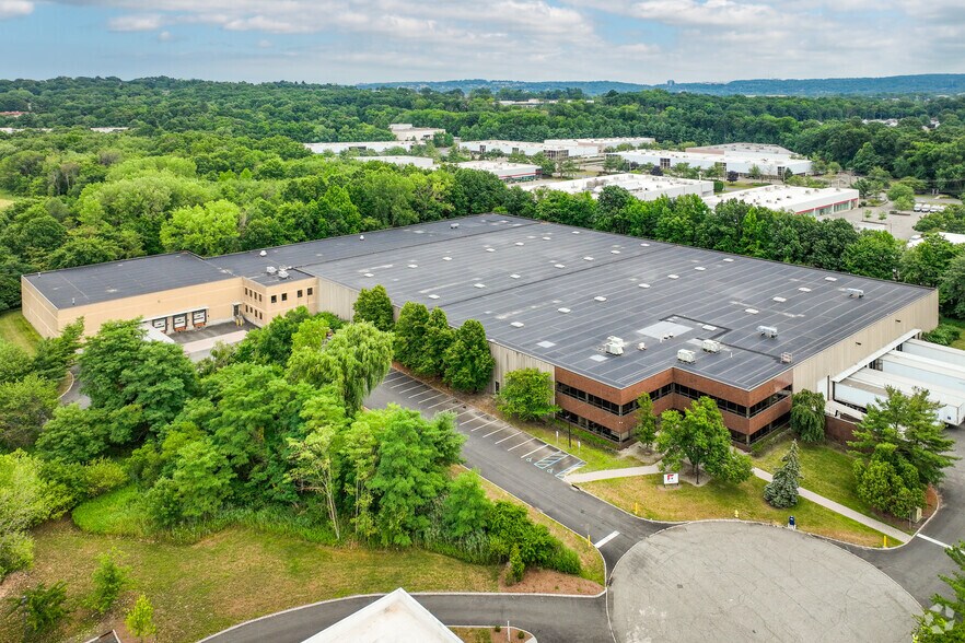 More Photos Of 30 Corporate Dr, Wayne Manufacturing For Lease