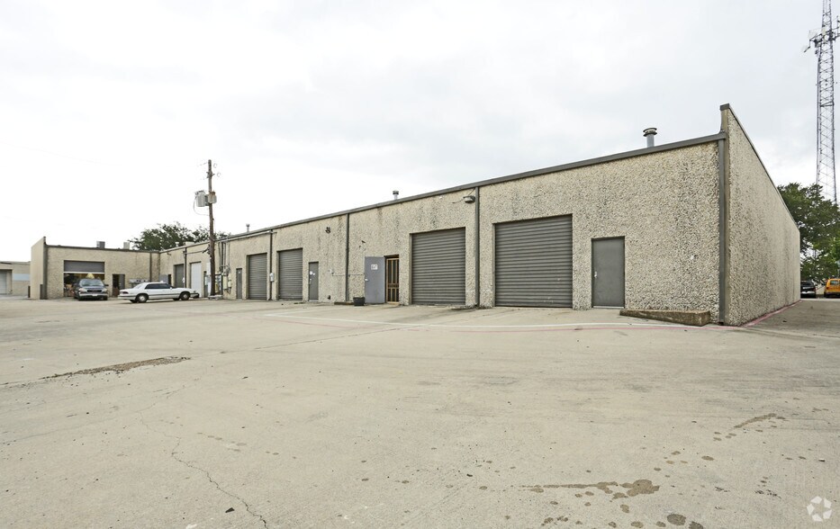 More Photos Of 325 Gold St, Garland Warehouse For Lease