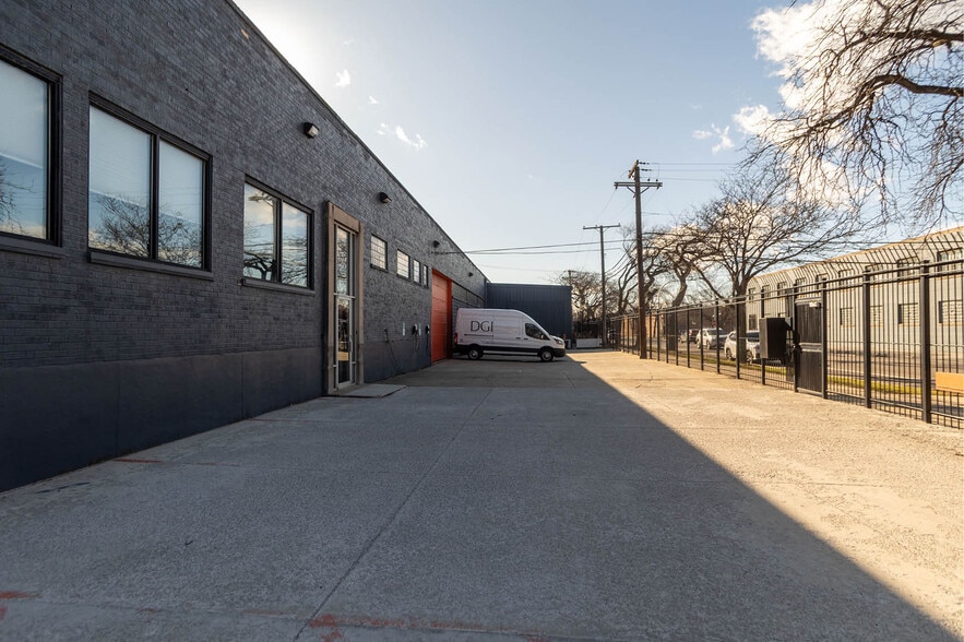 More Photos Of 2201 W Fulton St, Chicago Showroom For Lease