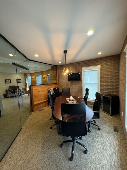 More Photos Of 640 W University Dr, Rochester Office Residential For Lease