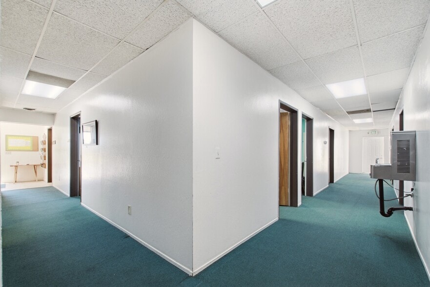 More Photos Of 1319-1323 W Texas St, Fairfield Freestanding For Sale