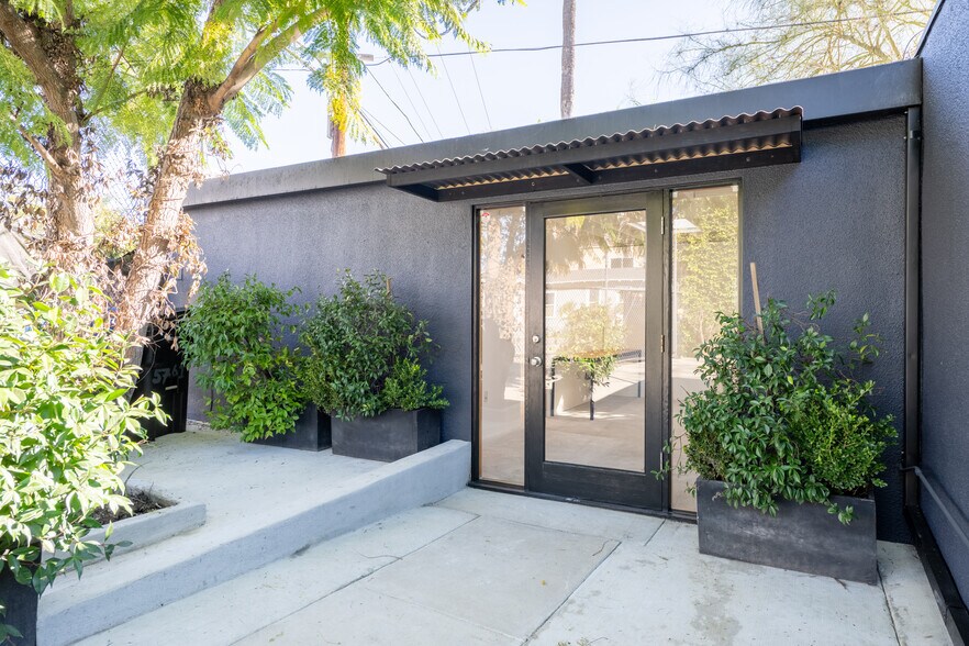 More Photos Of 5761 W Adams Blvd, Los Angeles Loft Creative Space For Lease